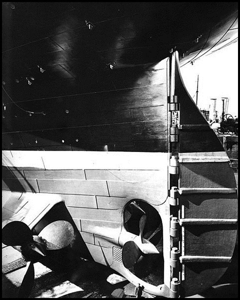03a-Titanic_stern_and_rudder