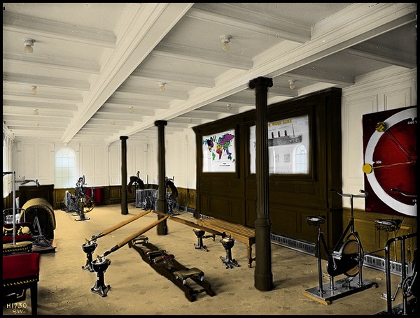 09-Titanic's_first_class_gymnasium_(colorized)
